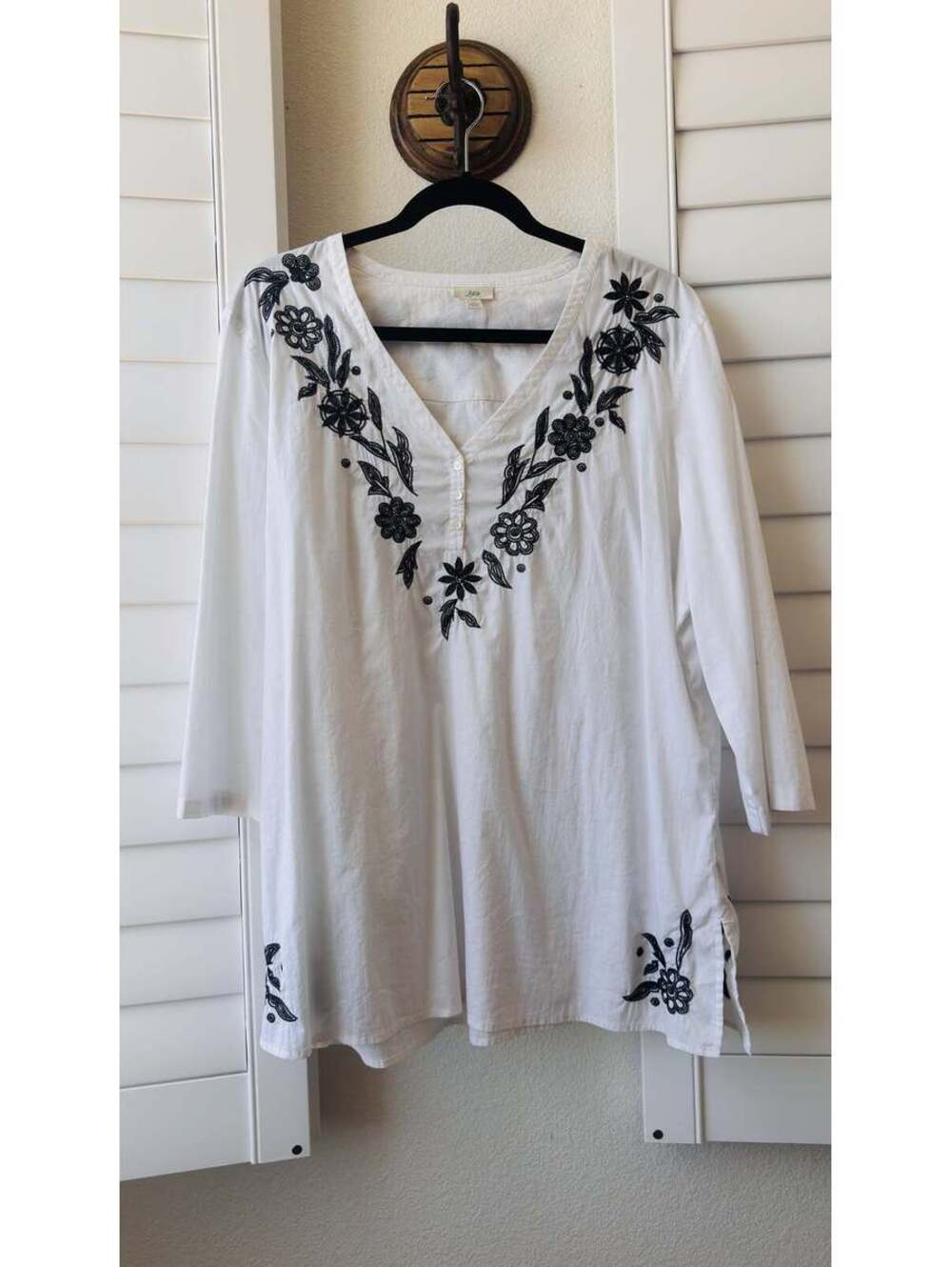 J. Jill White Floral Embroidered Tunic Size XL